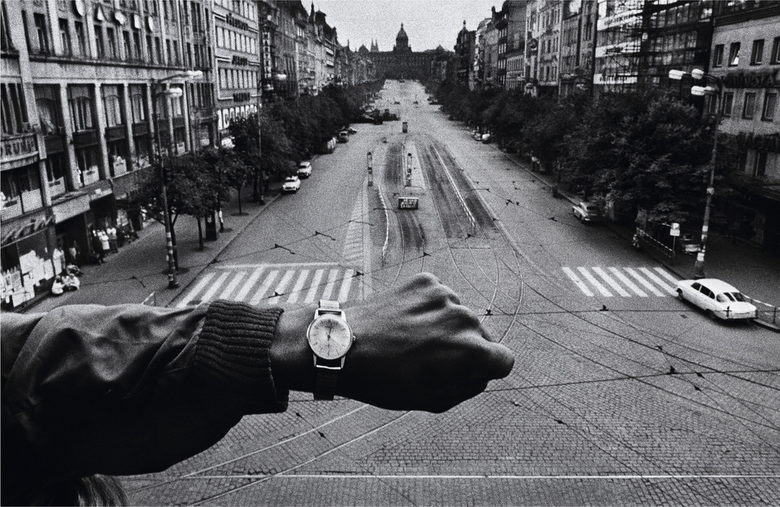 Един от най-прочутите кадри на Куделка - на опустелия пражки площад "Вацлавске намести" през 1968 г., е смятан за една от 100-те най-влиятелни снимки на XX век.