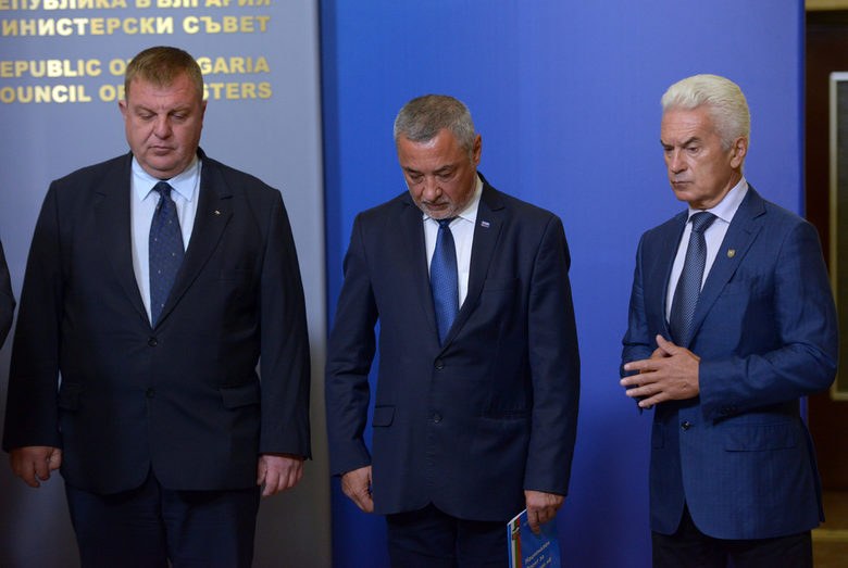 Красимир Каракачанов, Валери Симеонов и Волен Сидеров. Снимката е направен след среща с премиера Бойко Борисов през септември миналата година, който тогава потуши поредният скандал между тримата.