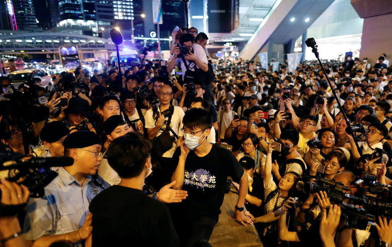 Стотици хиляди протестираха в Хонконг, Китай обвини "чужди сили" (видео)