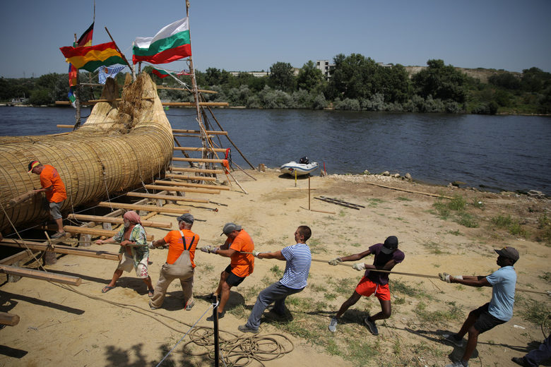 Индианци строят тръстиков кораб за плаване от Варна до Александрия