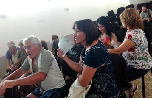 Жителите на село Синитово присъстват на общественото обсъждане, макар и да е насрочено в ранния следобед на работен ден