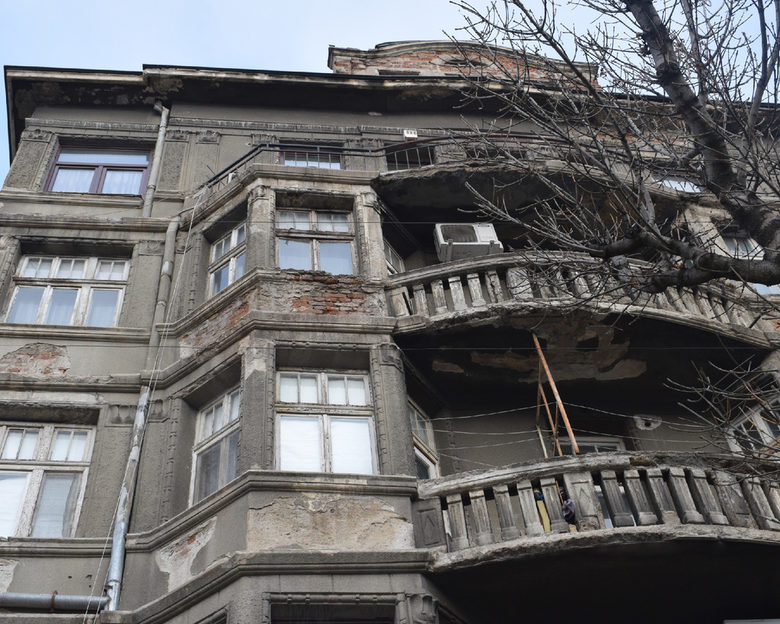 Бул. "Стефан Стамболов" 47. На собствениците на сградата са наложени три санкции по 2000 лева.