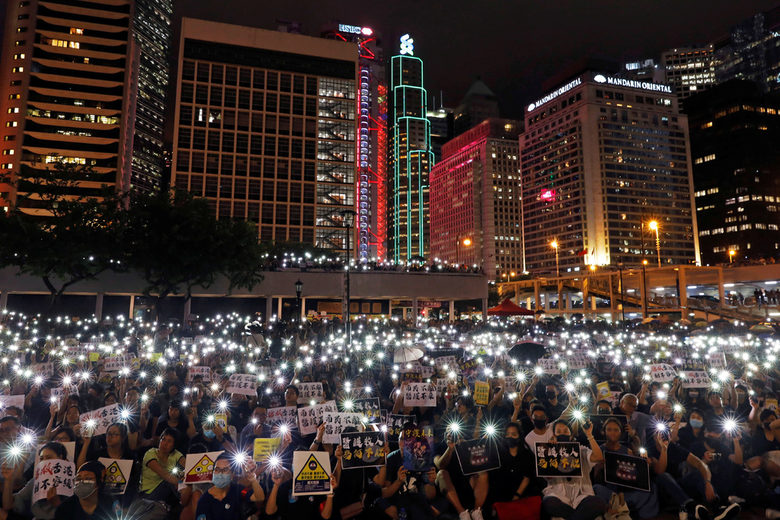 Хиляди държавни служители в Хонконг протестираха за пръв път въпреки забраната