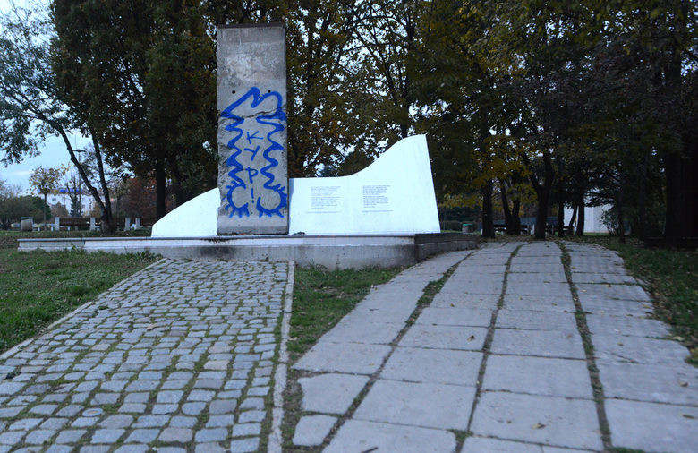 Паметникът с вградена част от Берлинската стена, който е близо до НДК, беше поруган от неизвестен драскач.