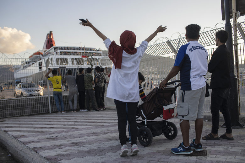 Препълнените бежански лагери в Гърция - изпитание за всички