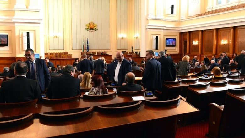 Декларацията, за която и Вигенин говори, се възприемаше като символ на българския политически консенсус за Северна Македония, изразяван на фона на проучвания за широка обществена подкрепа на поставянето на условия пред Скопие. На 10 октомври 2019 г. Народното събрание прие почти с единодушие сред присъстващите текста - 129 гласа "за", 4 "против" и един "въздържал се".