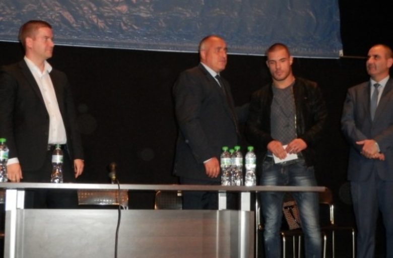 Октомври 2013 г. – Борисов връчва дарение на Валентинов.