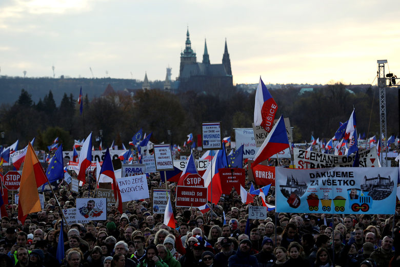 Четвърт милион чехи протестираха срещу премиера и президента