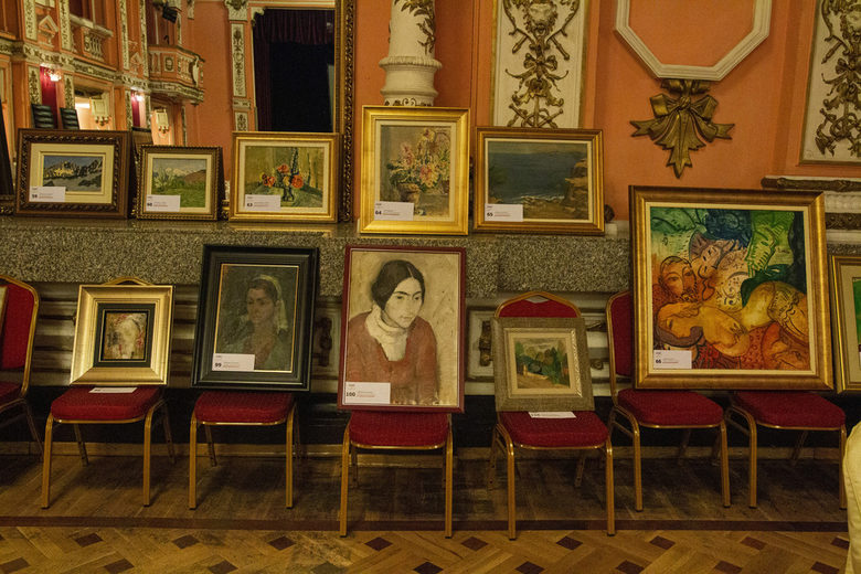 Картини от по-ранния период на Светлин Русев са сред активите на фонда