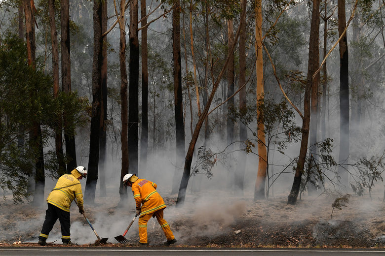 Пожарникарите в Австралия продължават да се борят с огнените стихии