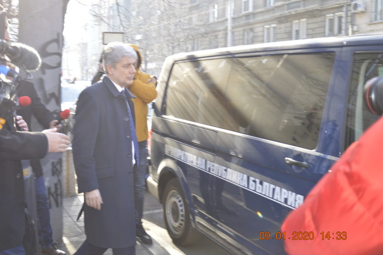 По-рано през деня прокуратурата разпространи снимка как министърът е отведен за разпит с автомобил на спецпрокуратурата.