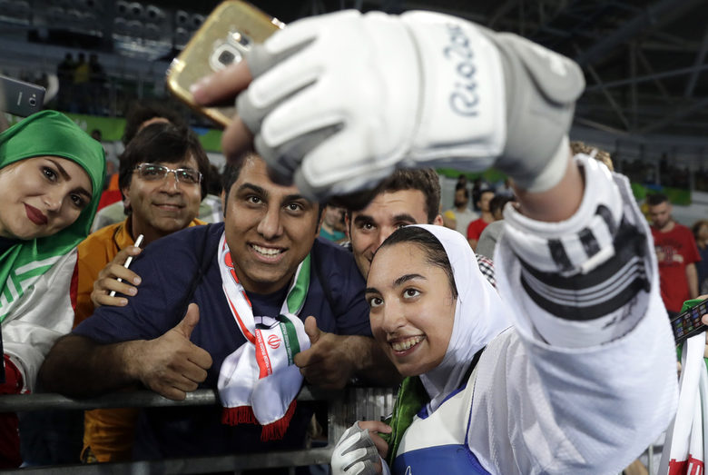 Защо единствената олимпийска медалистка на Иран избяга от страната