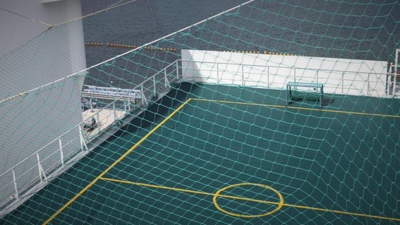 Футболно игрище "файв а сайд" (с по пет играча в отбор) на огромната палубата на "Independence" показва пълния размер на терминала за втечнен природен газ в Клайпеда. Членовете на екипажа от 30 човека използват терена, за да раздвижат краката си между доставките на LNG