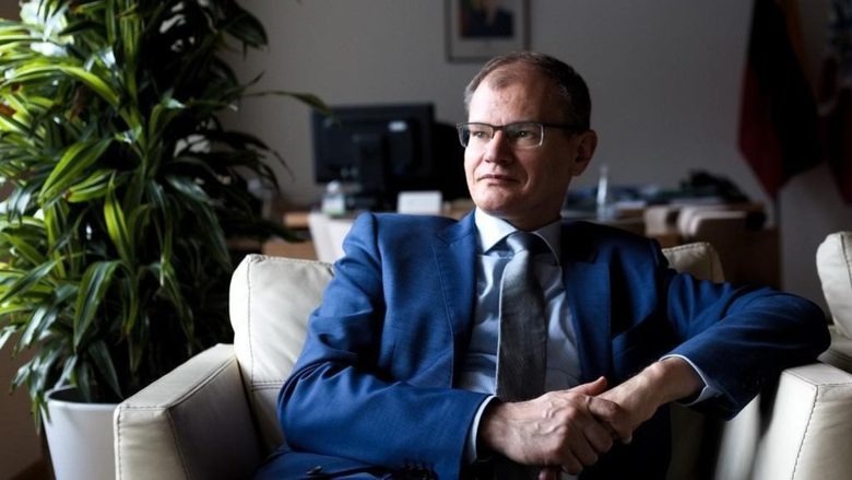 Заместник министър-председателят по външните работи Албинас Зананавичюс седи в кабинета си във Вилнюс, Литва