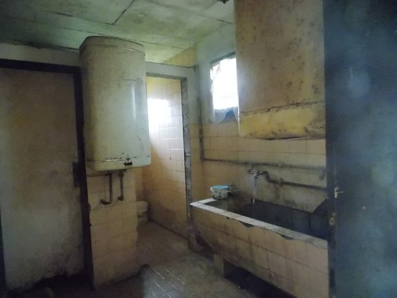 Жителите на колективния център до завода за алуминий в Зворник трябва да ползват потресаващи общи тоалетни