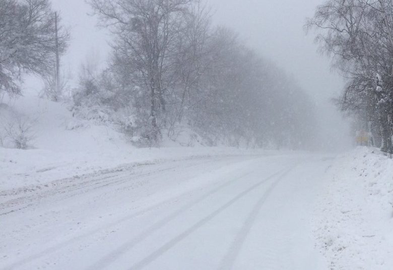 В снега: Закъсняват влакове и пощенски пратки, камиони са блокирани на "Хемус"