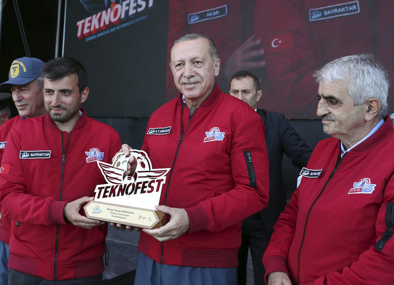 Турскят президент Реджеп Тайип Ердоган и зет му Селчук Байрактар (вляво).