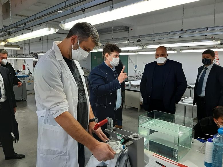 Борисов направи анонса при посещение на фабрика, която започна производство на предпазни облекла