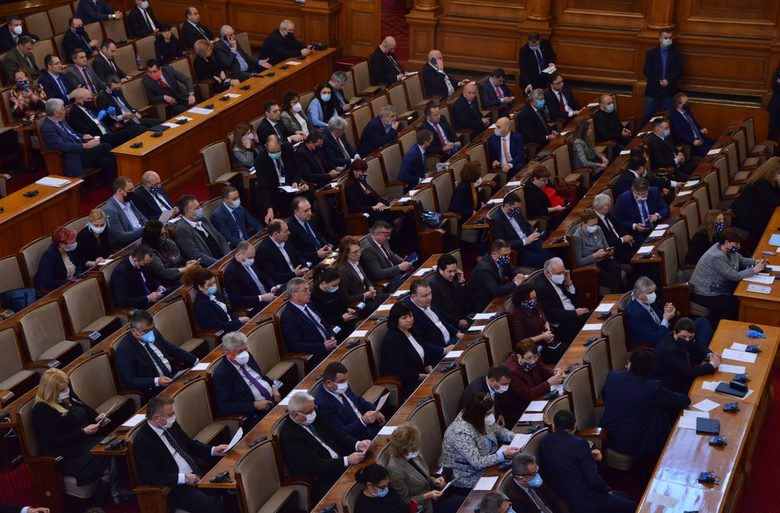 "Застрашена ли е демокрацията": Парламентът спира работа за извънредното положение (обновена)
