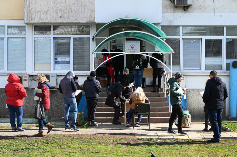Пред бюрата по труда в София от дни се извиват дълги опашки. Снимката е от 6 април.