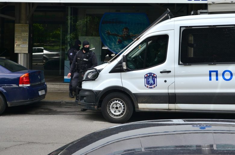 Полицейски бус имаше и пред офиса на "Приста ойл" на улица "Златен рог" в София днес