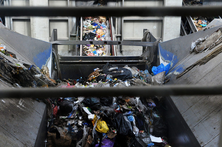 При рециклирането се извличат полезните компоненти на отпадъците или самите те се преработват за повторна употреба.