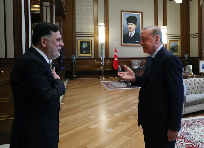 Турският президент Реджеп Тайип Ердоган (вдясно) посреща либийския премиер Файез ас Сарадж в Анкара.