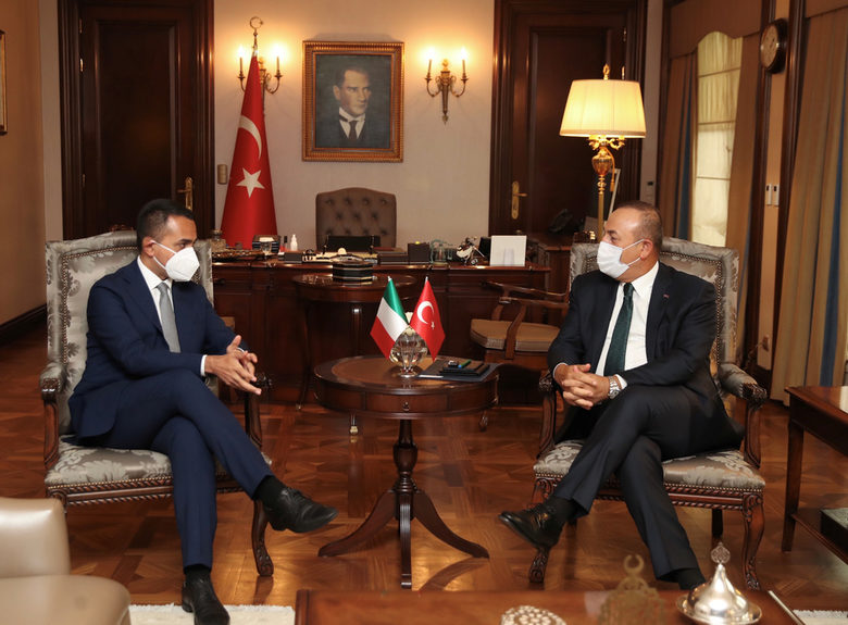Министърът на външните работи на Италия (вляво) Луиджи ди Майо е силно ангажиран с опити за дипломация в последните дни - разговаря с европейски лидери, срещна се с германския си колега Хайко Маас и с гръцкия си Никос Дендяс (Атина подкрепя Хафтар), а на тази снимка е с турския си Мевлют Чавушоглу в Анкара.