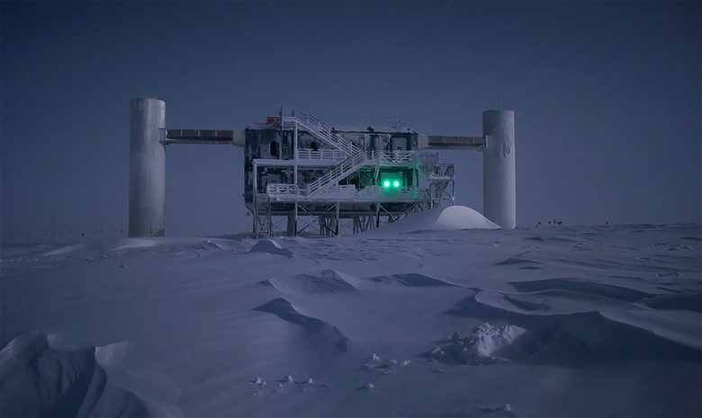 Детекторът на неутрино на NSF на Южния полюс