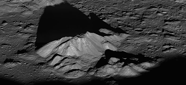 Централната структура в кратера Тайко, заснет от LRO.