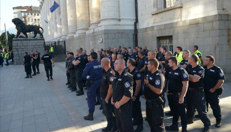 Над тричасовият протест приключи с призив за повторение утре (хронология)