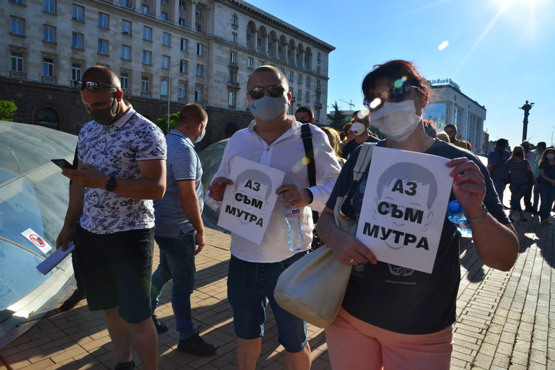 Подкрепящите управлението са обидени от призива на държавния глава от вчера "Мутрите - вън".