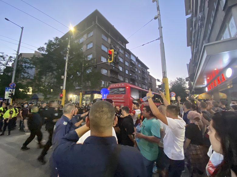 Ескалация и сблъсъци с полицията на втория ден на протести в София