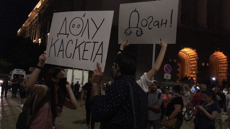 Въпреки че тече осмият час от протеста с искане на оставка на главния прокурор и правителството, събралите се не са уморени да държат плакатите си и да скандират оставка.