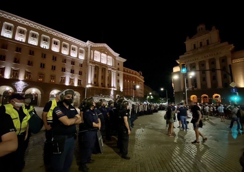 Ескалация и сблъсъци с полицията на втория ден на протести в София