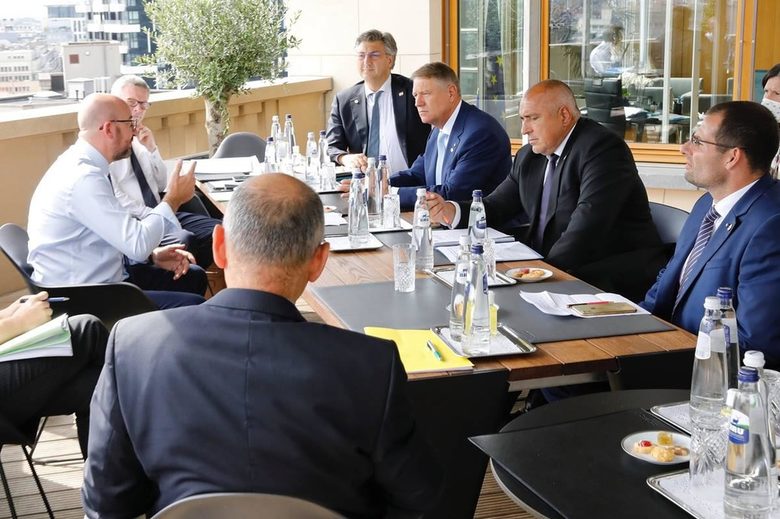 На снимката са председателят на Европейския съвет Шарл Мишел, премиерите на България, Малта, Хърватия и Словения и президентът на Румъния.