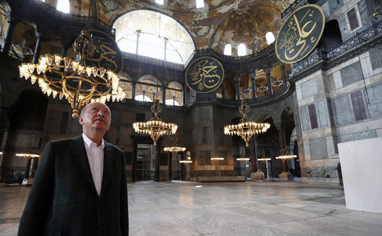 Джамия с икони и фрески - мюсюлмани ще се молят в "Св. София" за пръв път от 86 г.