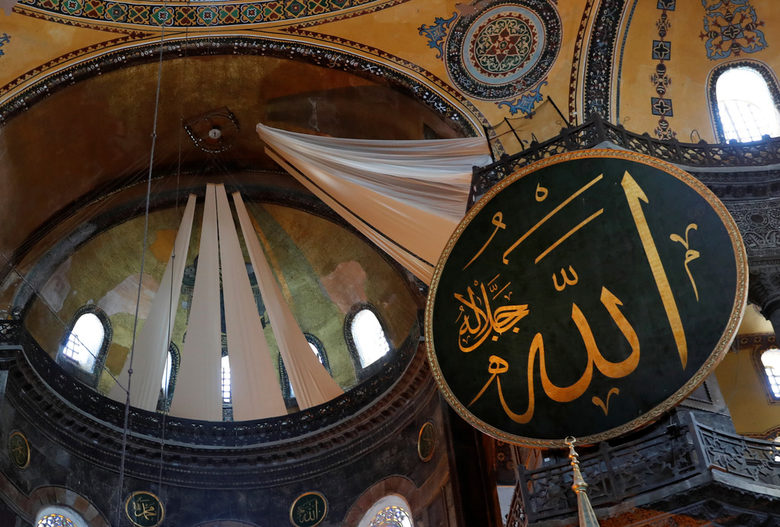 Назад към бъдещето: Ердоган чете Корана в "Св. София", ятаган се ползва за проповед