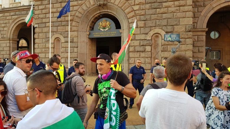Протестът приключи с напрежение пред БНТ и бягство на Дариткова по тъмно