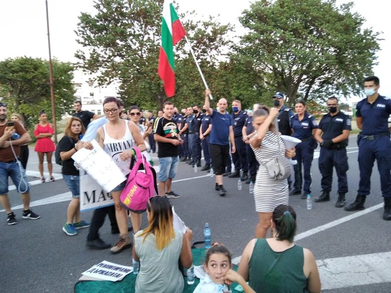 Кадарът е от протеста в петък следобед на пътя, водещ от Стара Загора към автомагистрала "Тракия".