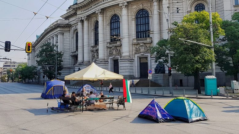 Политическата криза: Борисов отново раздаде милиони, но протестите не спират (хронология)