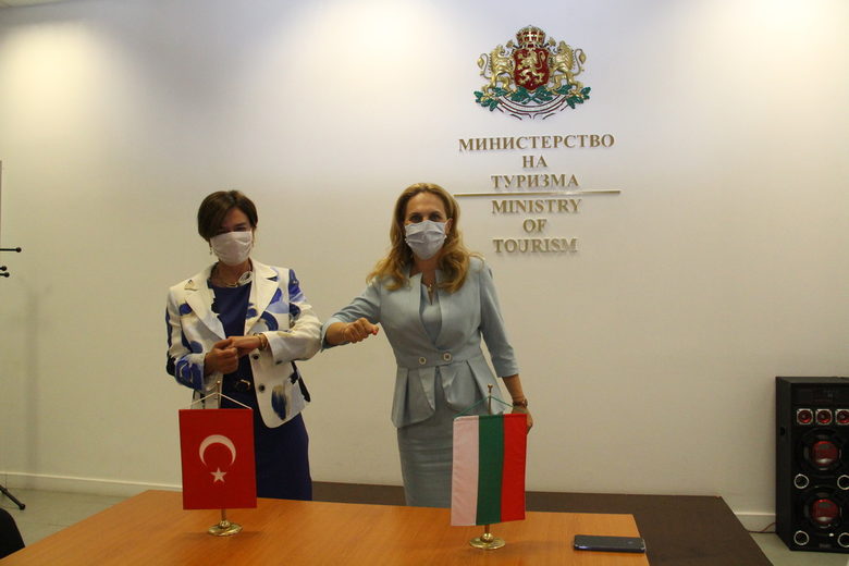 Кадър от срещата на Марияна Николова с посланика на Турция