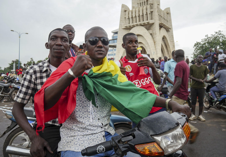 Демонстрация в подкрепа на първия преврат в Мали миналата година в столицата Бамако.