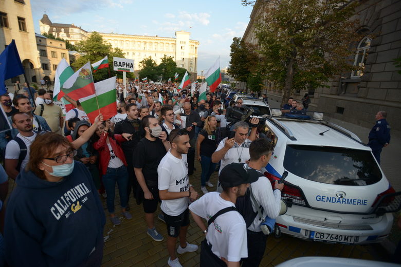 Политическата криза: на фона на бурни протести управляващите опитват да печелят време (хронология)