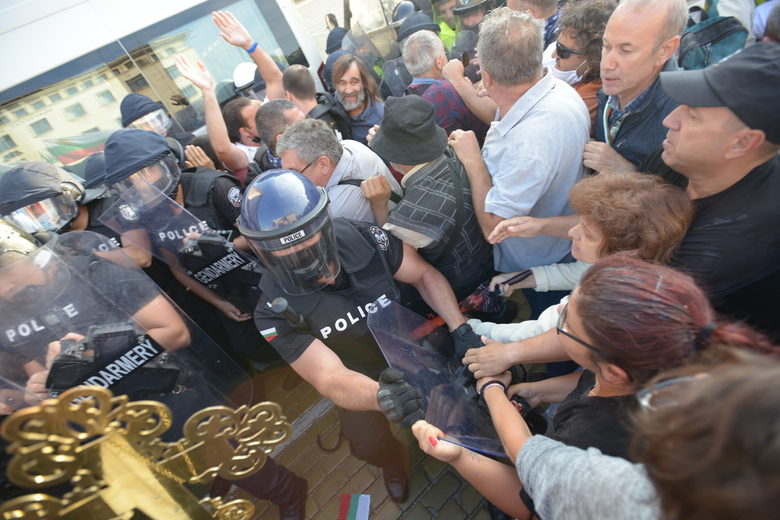 Политическата криза: на фона на бурни протести управляващите опитват да печелят време (хронология)