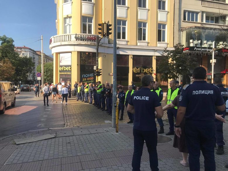 Политическата криза: на фона на бурни протести управляващите опитват да печелят време (хронология)