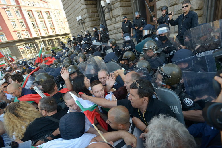 Политическата криза: на фона на бурни протести управляващите опитват да печелят време (хронология)