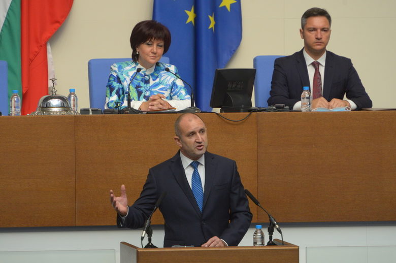 Политическата криза: на фона на бурни протести управляващите опитват да печелят време (хронология)