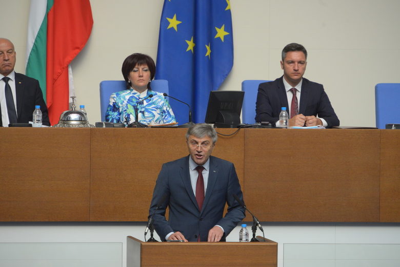 Политическата криза: на фона на бурни протести управляващите опитват да печелят време (хронология)