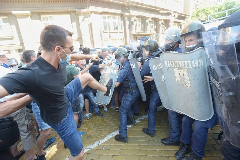 Политическата криза: на фона на бурни протести управляващите опитват да печелят време (хронология)